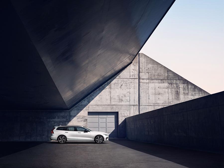  Volvo V60 T6 R-Design 2018 года  (WW) (фото 10 из 17)